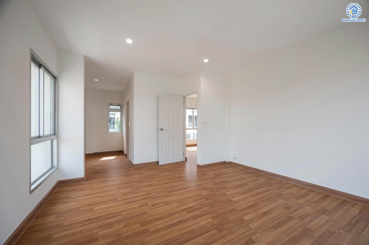 บ้านมือสองตกแต่งใหม่ โครงการ ไลฟ์บางกอกบูเลอวาร์ด ปิ่นเกล้า-เพชรเกษม เนื้อที่กว้างกว่า 52.5 ตร.ว ฟังก์ชัน 3 ห้องนอน 3 ห้องน้ำ 2 ที่จอดรถ บนทำเลติดถนนพุทธมณฑลสาย4 ตอบโจทย์กับทุกครอบครัว ใกล้แหล่งช้อปปิ้ง "เซ็นทรัล ศาลายา" รถไฟฟ้าสายสีน้ำเงิน "สถานีหลักสอง" และจุดขึ้นทางด่วน "ศรีรัช"...